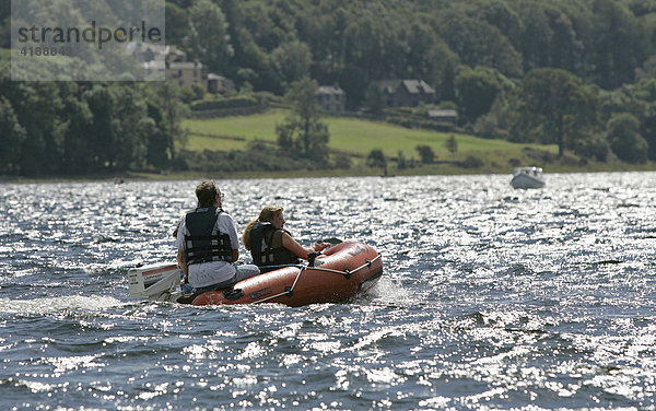 Coniston  GBR  21.08.2005 - Ein Schlauchboot ist auf dem Coniston Water  einem der beiden grossen Seen im Lake District unterwegs.