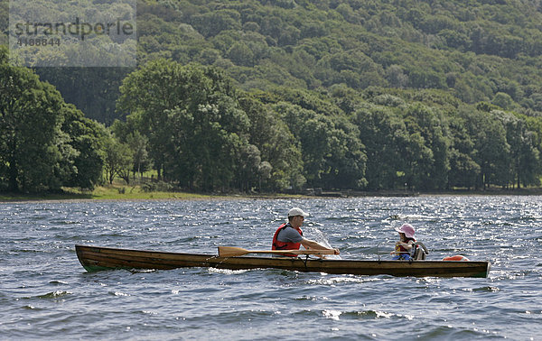 Coniston  GBR  21.08.2005 - Ein Ruderboot ist auf dem Coniston Water  einem der beiden grossen Seen im Lake District unterwegs.