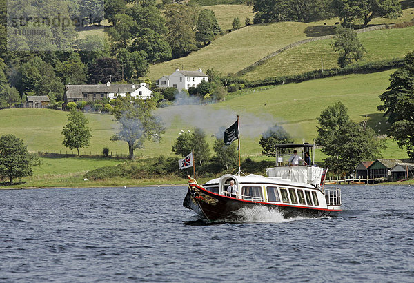 Coniston  GBR  21.08.2005 - Die mit Dampf betriebene Yacht GONDOLA ist auf dem Coniston Water  einem der beiden grossen Seen im Lake District unterwegs.