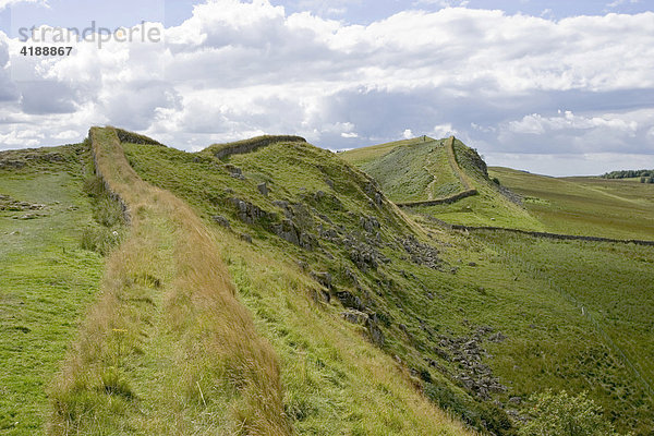 Thorngrafton  GBR  19.08.2005 - Reste des roemischen Hadrian Walls in der Naehe des alten Forts Housesteads in der Naehe von Thorngrafton in Norththumberland. Der Hadrians Wall gehoert sei t 1987 zum Weltkulturerbe der UNESCO.