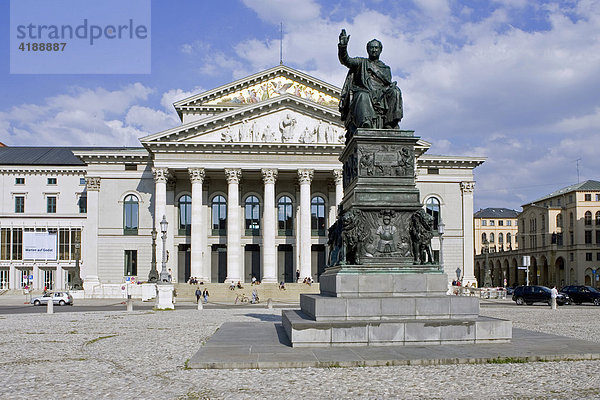 Muenchen  DEU  01.06.2005 - Denkmal Max-Joseph I. vor der Bayerischen Staatsoper im Gebaeude des Muenchener Nationaltheaters am Max-Joseph-Platz.