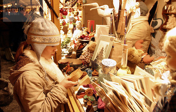 Muenchen  DEU  19.12.2004 - Weihnachtsmarkt am Chinesischen Turm im Englischen Garten in Muenchen