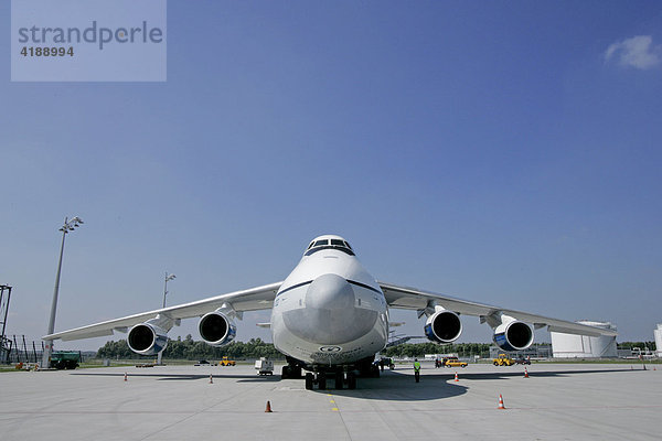 Muenchen  DEU  30.08.05 – Eine russische Antonov 124 steht auf dem Flugfeld des Flughafens Muenchen. Die An 124 ist das zweitgroesste Transportflugzeug der Welt und kann mehr als 150 Tonnen Gewicht aufnehmen.