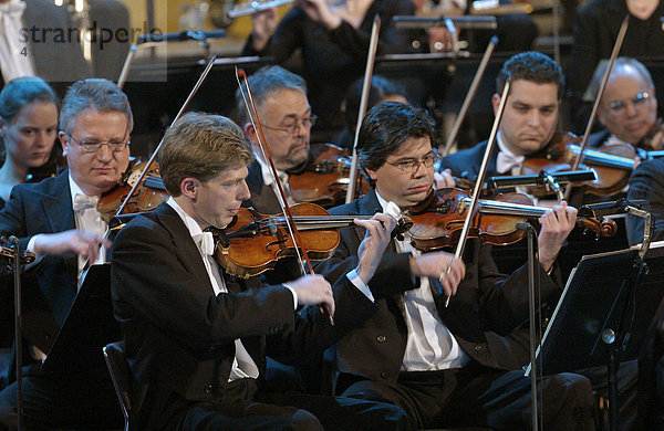 Muenchen  DEU  09.11.2005 - Die Hofer Symphoniker  aufgenommen bei der Aufzeichnung der TV-Show EINE GROSSE NACHTMUSIK  die das ZDF am Freitag (18.11.2005) um 22:15 Uhr ausstrahlt.