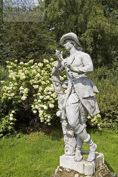 York  GBR  17.08.2005 - Figur eines Schafhirten auf dem Gelaende von Castle Howard in der Naehe von York. Der Shepherd Boy ist die einzige Figur auf dem Gelaende  die nicht nach Vorbildern der Antike gearbeitet ist. Sie stammt vermutlich aus der Zeit von 1706 - 1710 und wurde 1994 restauriert.