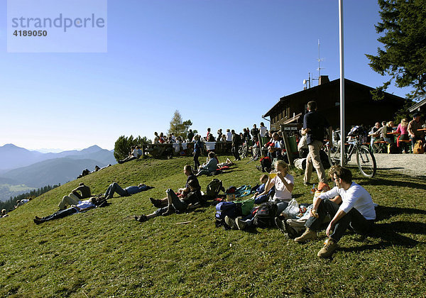 Tegernsee  DEU  30.10.2005 - Menschen sitzen am Neureuthaus (1.263 m) auf dem Wanderweg zwischen Schliersee und Tegernsee.