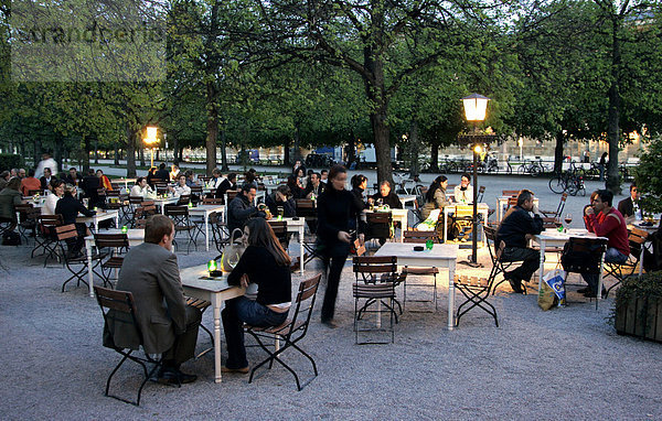 Muenchen  DEU  04.05.2006 - Menschen sitzen im Gartenbereich des Caffee Luigi Tambosi am Odeonsplatz in Muenchen. Das alte Kaffeehaus liegt direkt am Hofgarten.