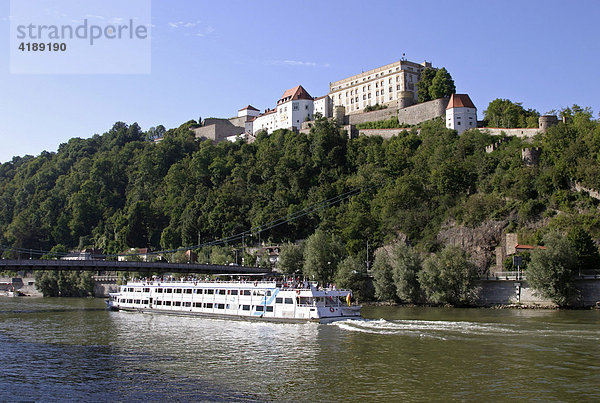 Fahrgastschiff DONAU auf der Donau bei Passau  Bayern  Deutschland