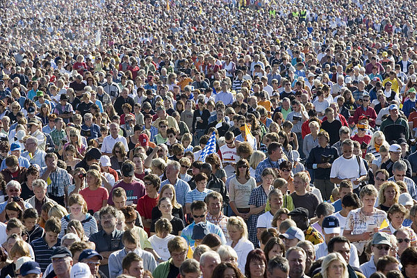 Tausende Menschen besuchen die Papstmesse auf dem Islinger Feld bei Regensburg  Bayern  Deutschland