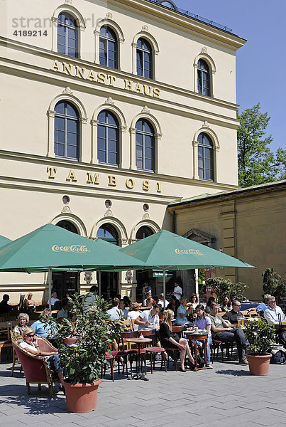 Menschen sitzen vor dem Caffee Luigi Tambosi am Odeonsplatz  München  Bayern  Deutschland