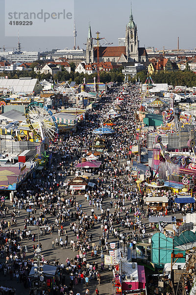 Tausende Besucher sind während des Oktoberfests auf der Theresienwiese in München unterwegs  Bayern Deutschland