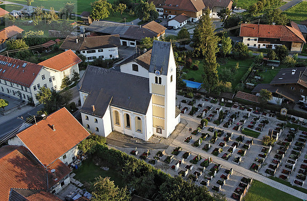 Luftaufnahme der katholischen Kirche von Willing bei Bad Aibling in Bayern Deutschland