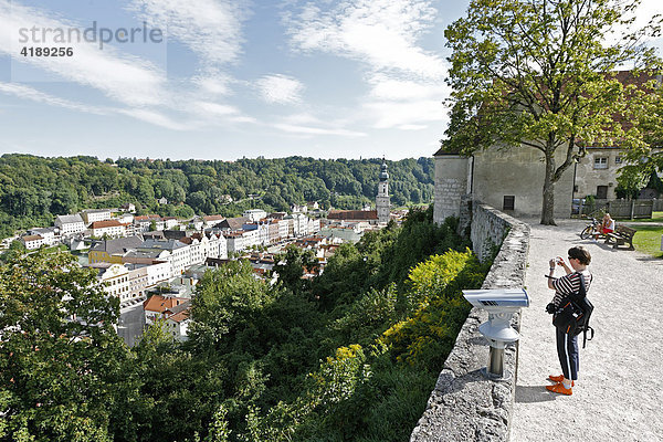 Blick von der Burg Burghausen  der mit 1043 Metern längste Burg Europas  auf die umgebende Stadt Burghausen Bayern Deutschland