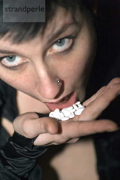 Junge Frau mit Tabletten
