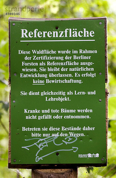 Eine Schild im Naturschutzgebiet am Müggelsee in Berlin  Deutschland  Europa