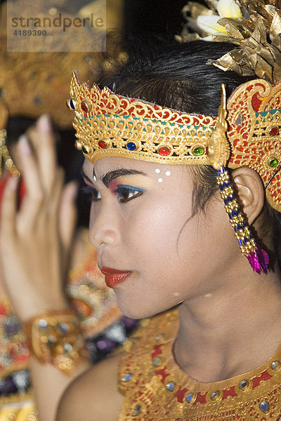 Tänzerin bei einem öffentlichen Auftritt auf der Insel Bali  Indonesien