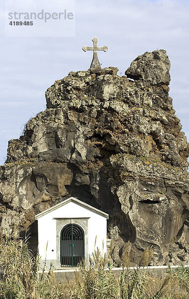 Capela da Ponte - eine kleine Kapelle wurde 1694 in einem Felsblock an der Mündung des Flusses Ribeira Sao Vincente hinein gebaut  Madeira  Portugal