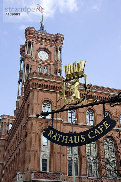 Werbeschild eines Cafes mit Hintergrund des Roten Rathauses in Berlin - Mitte  Deutschland