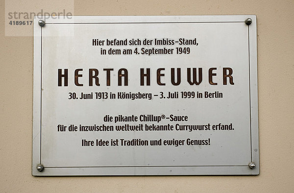 Schild zur Erinnerung an Herta Heuwer  die Erfinderin der Currywurst  Berlin  Deutschland