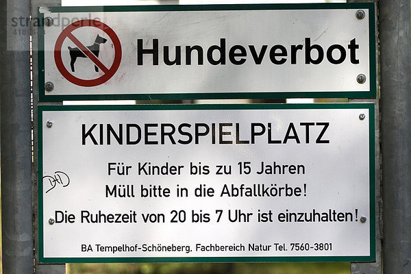 Schild an einem Kinderspielplatz