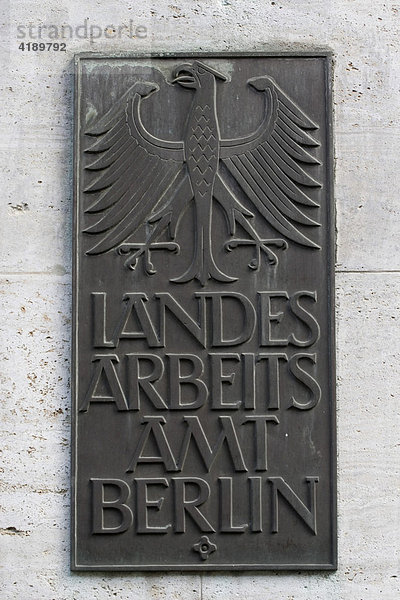 Altes Schild am Gebäude des Landesarbeitsamtes in Berlin