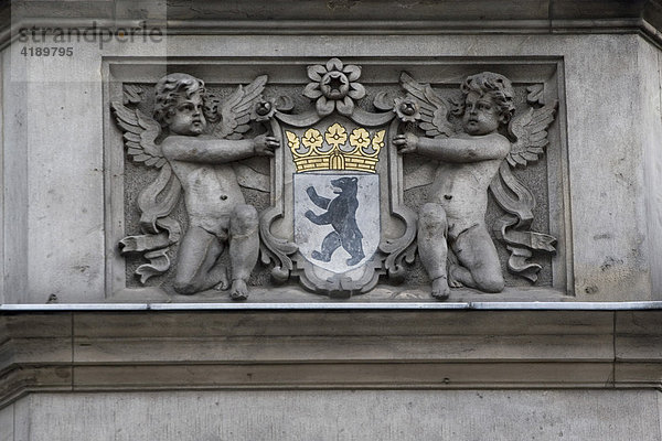 Berliner Wappen an einem alten Berliner Wohnhaus  Berlin  Deutschland