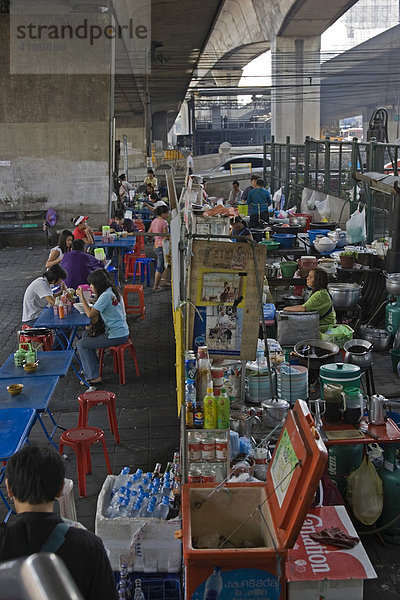 Essstationen unter der Hochbahn in Bangkok  Thailand  Asien