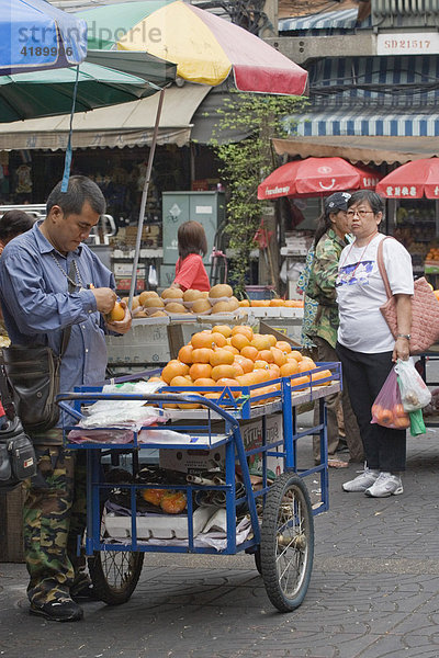 Verkaufsstand auf einem Markt in Bangkok  Thailand  Asien