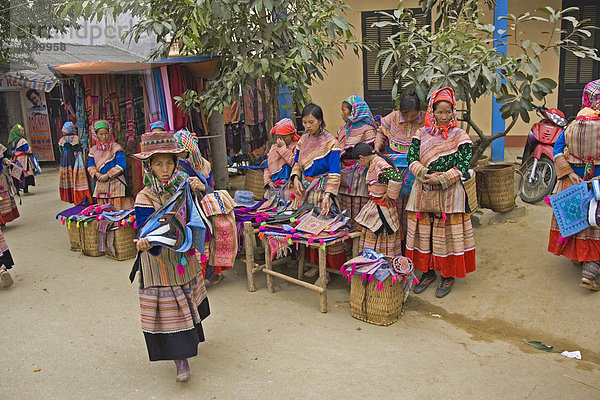 Ethnische Textilverkäuferinnen in Bac Ha  Vietnam  Asien