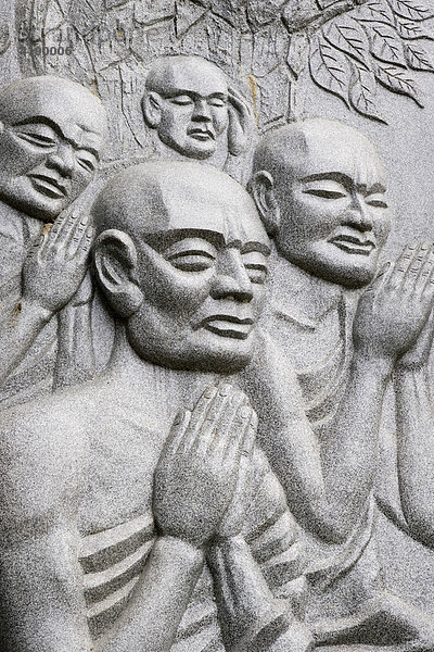 Betende Buddhisten auf einem Relief  Nha Trang  Vietnam  Asien