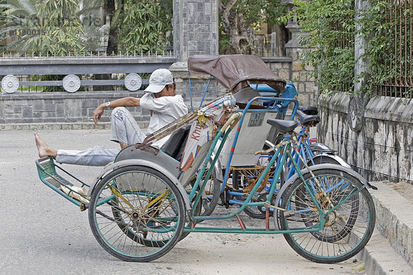 Ruhender Cyclofahrer in Nha Trang  Vietnam  Asien