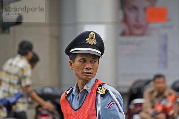 Polizist in Phnom Penh  Kambodscha  Asien