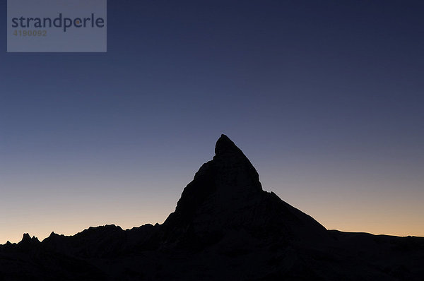 Silhouette vom Matterhorn bei Sonnenuntergang  Zermatt  Wallis  Schweiz