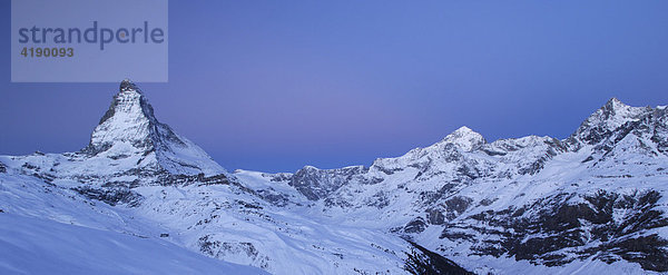 Winterliche Morgenstimmung mit Sicht auf das Matterhorn  Zermatt  Wallis  Schweiz