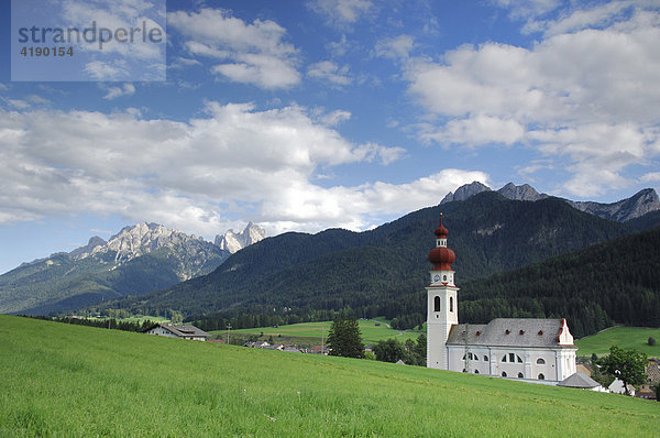 Kirche vom Ferienort Niederdorf im Pustertal  Südtirol  Italien