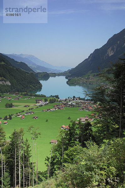 Sicht vom Brünigpass auf den Lungernsee  Stausee  Obwalden  Schweiz
