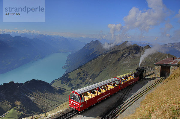 Dampfbahn vom Brienzer Rothorn mit Sicht auf den Brienzersee  Interlaken  Berner Oberland  Schweiz