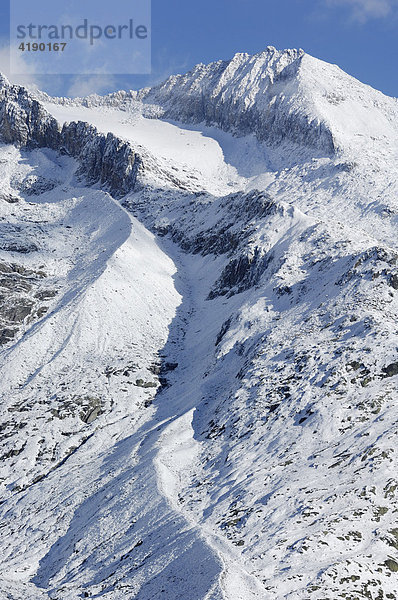 Frisch verschneite Berge im Aletschgebiet  Goms  Wallis  Schweiz