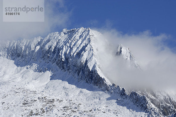 Wolkenstimmung mit frisch verschneiten Bergen im Aletschgebiet  Goms  Wallis  Schweiz