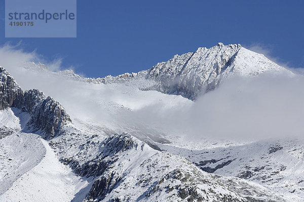 Wolkenstimmung mit frisch verschneiten Bergen im Aletschgebiet  Goms  Wallis  Schweiz
