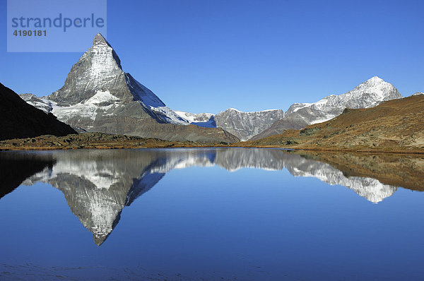 Matterhorn spiegelt sich im Riffelsee  Zermatt  Wallis  Schweiz
