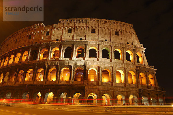Aussenansicht des Colosseums bei Nacht  Rom  Italien