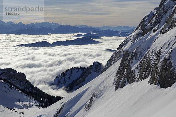 Sicht vom Pilatus über die Zentralschweizer Alpen und das Nebelmeer  Luzern  Schweiz