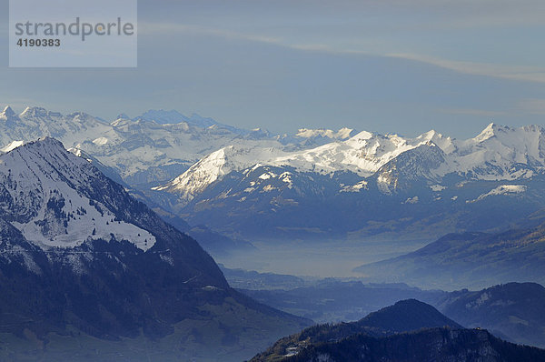 Sicht vom Rigi in die Schneebedeckten Zentralschweizer Alpen  Kanton  Schwyz  Schweiz