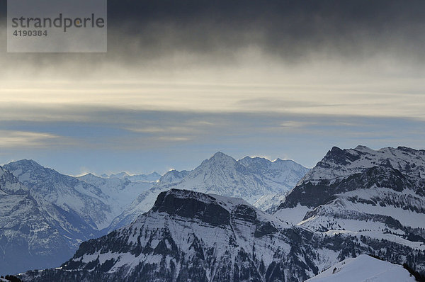 Wolkenstimmung über den Zentralschweizer Alpen  Schwyz  Schweiz