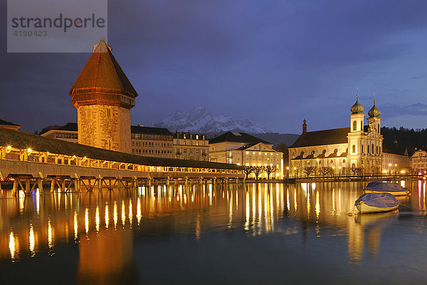 Die Lichter der Kapellbrücke und der Jesuitenkirche spiegeln sich im Wasser der Reuss  Luzern  Schweiz