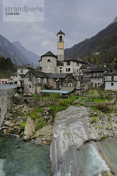 Bergdorf Lavertezzo im Valle Verzasca  Verzascatal  Tessin  Schweiz  Europa