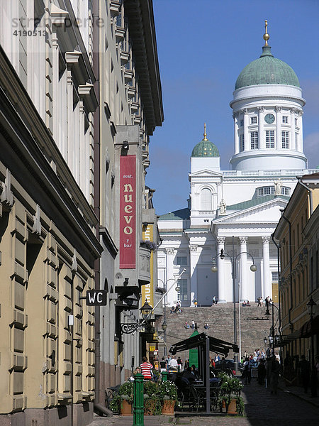 Gasse zur Tuomiokirkko protestantische Kathedrale am Senatsplatz Senatintori Stadtzentrum Helsinki  Finnland