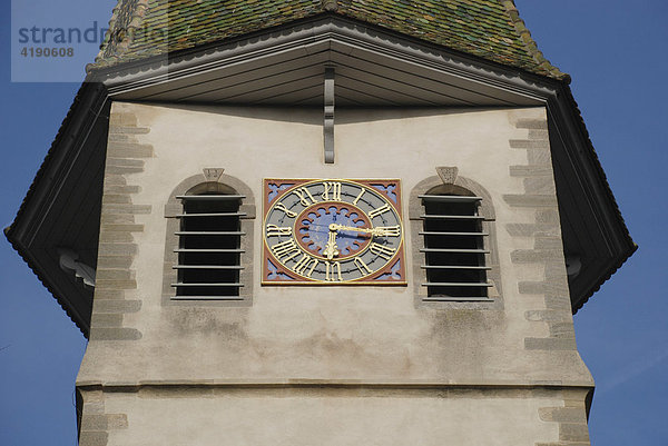 Kirchturm der romanischen St. Martins Kirche in Stuttgart Plieningen  Baden Württemberg Deutschland