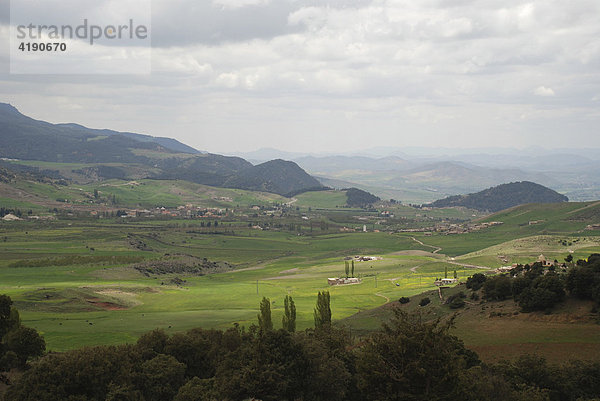 Landschaft am Rand des Mittleren Atlasgebirges  Marokko